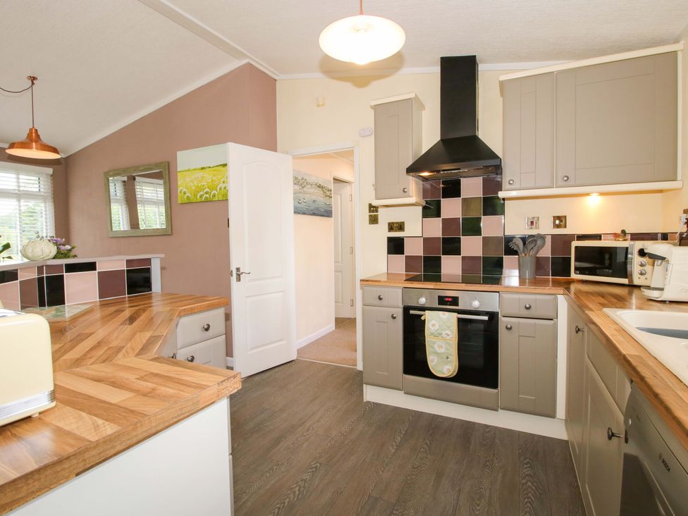 A kitchen with an oven, microwave and sink at Dunromin in Montgomery