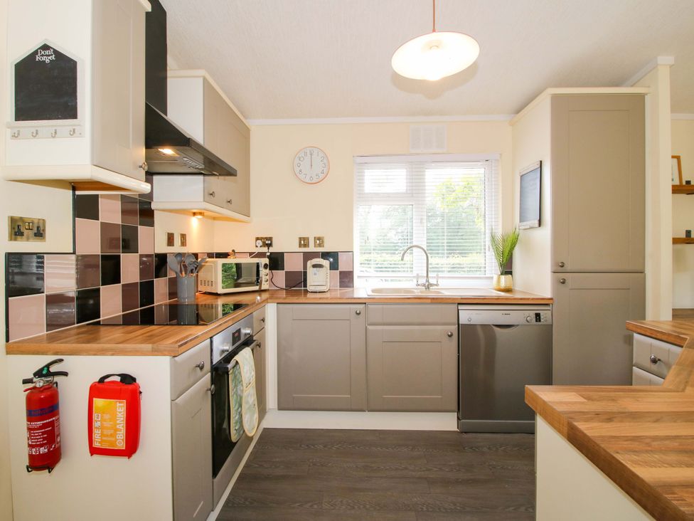 A kitchen with cabinets, sink, and appliances at Dunromin in Montgomery