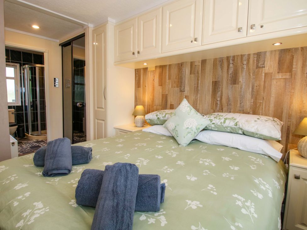 A bedroom with a bed and towels at Dunromin in Montgomery