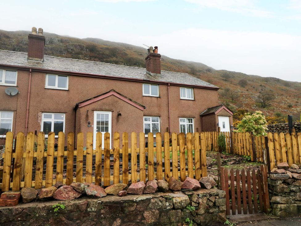 A house with a fence and garden at Dakota in Boot