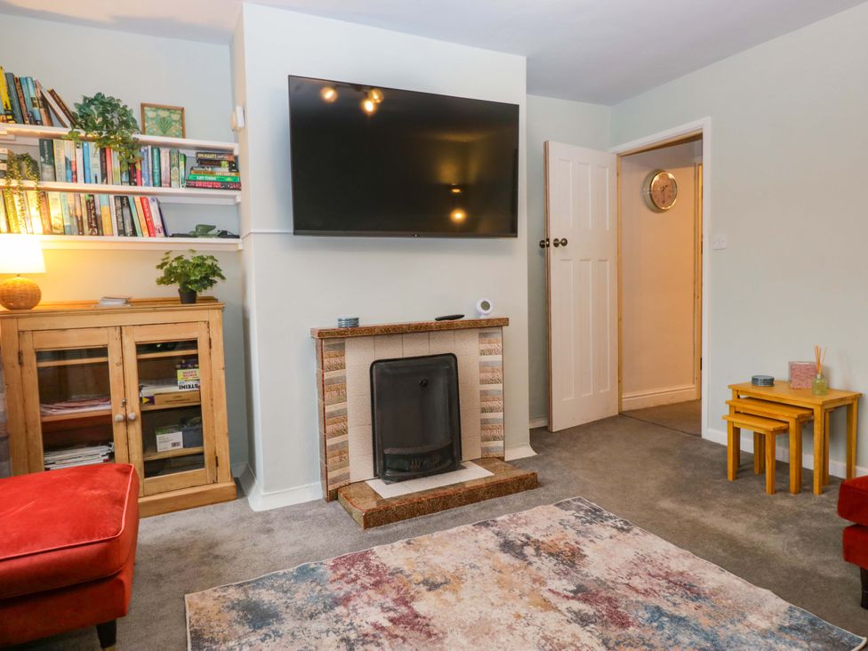 A living room with furniture and a television at Dakota in Boot