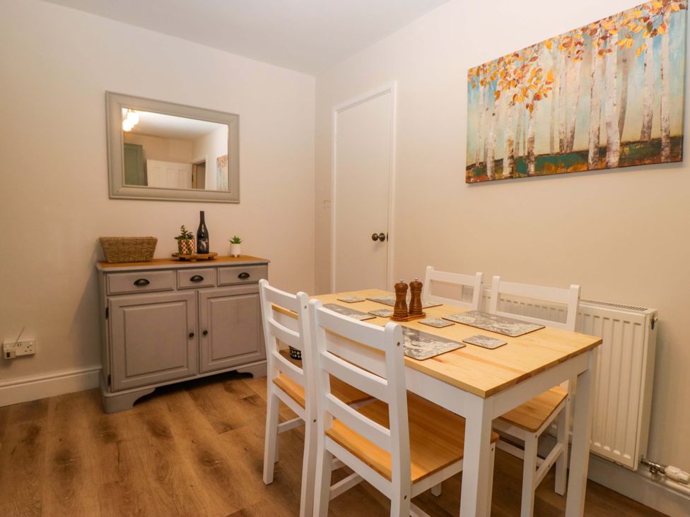 A dining room with a table and chairs at Dakota in Boot