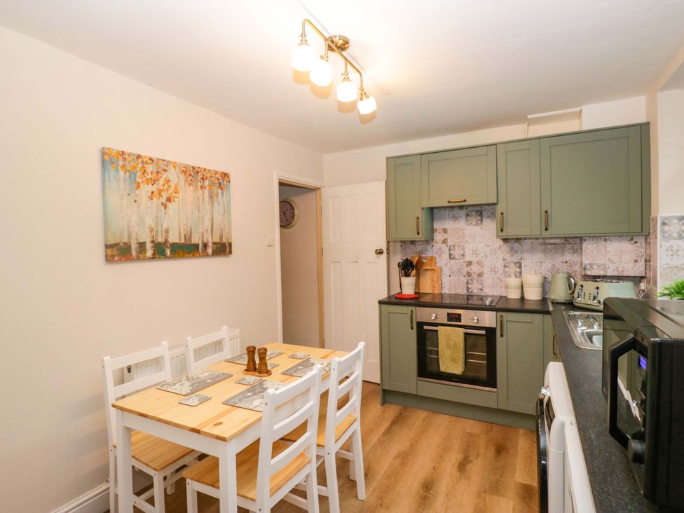 A kitchen with a dining table and oven at Dakota in Boot