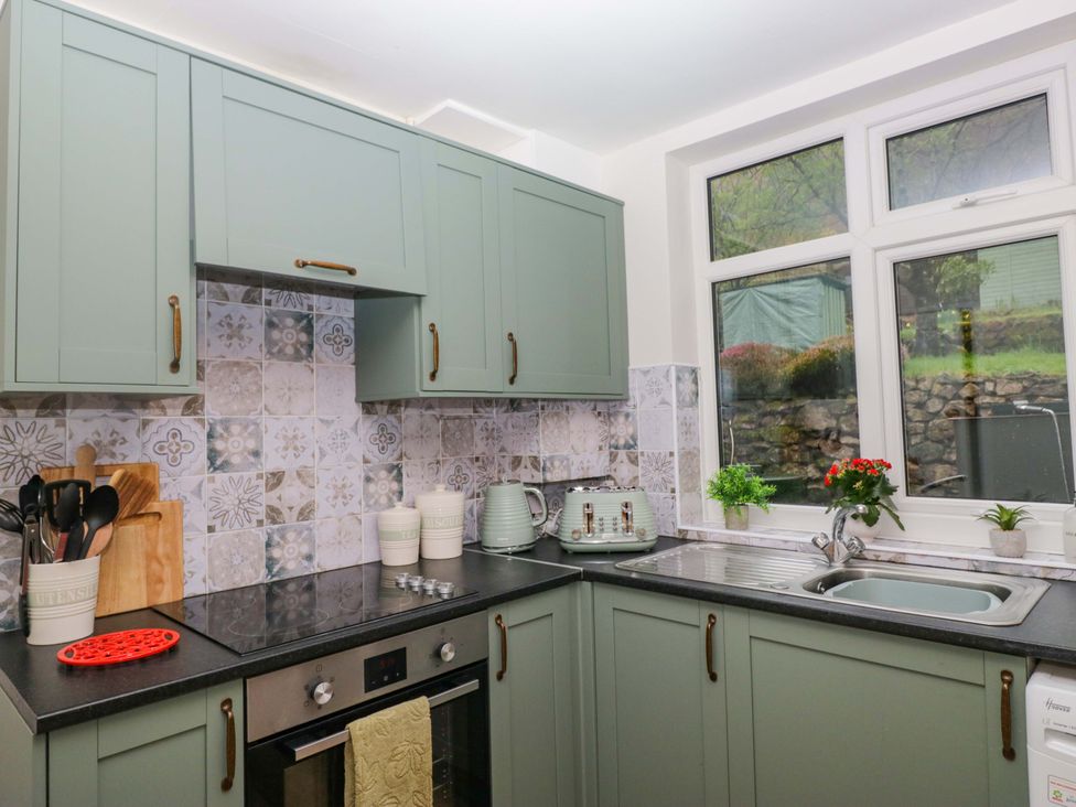 A kitchen with cabinets and a sink at Dakota in Boot