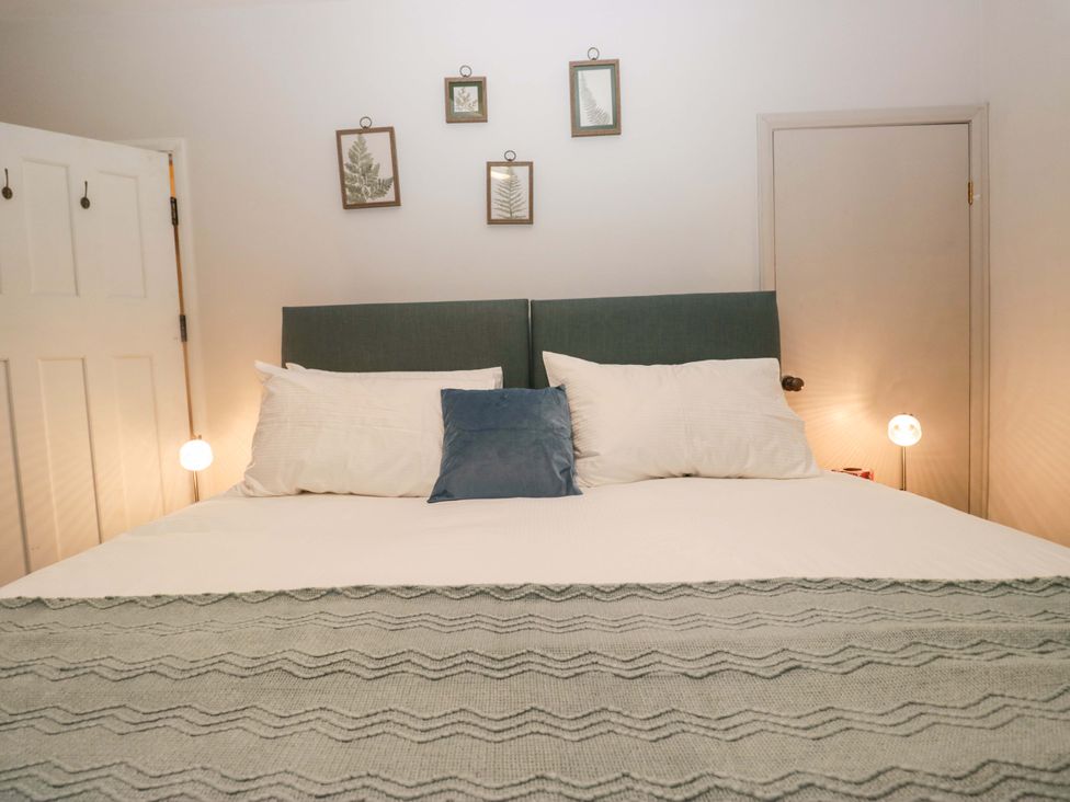 A bedroom with a bed and lamps at Dakota in Boot