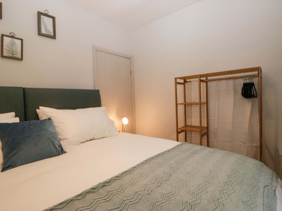 A bedroom with a bed and shelf at Dakota in Boot