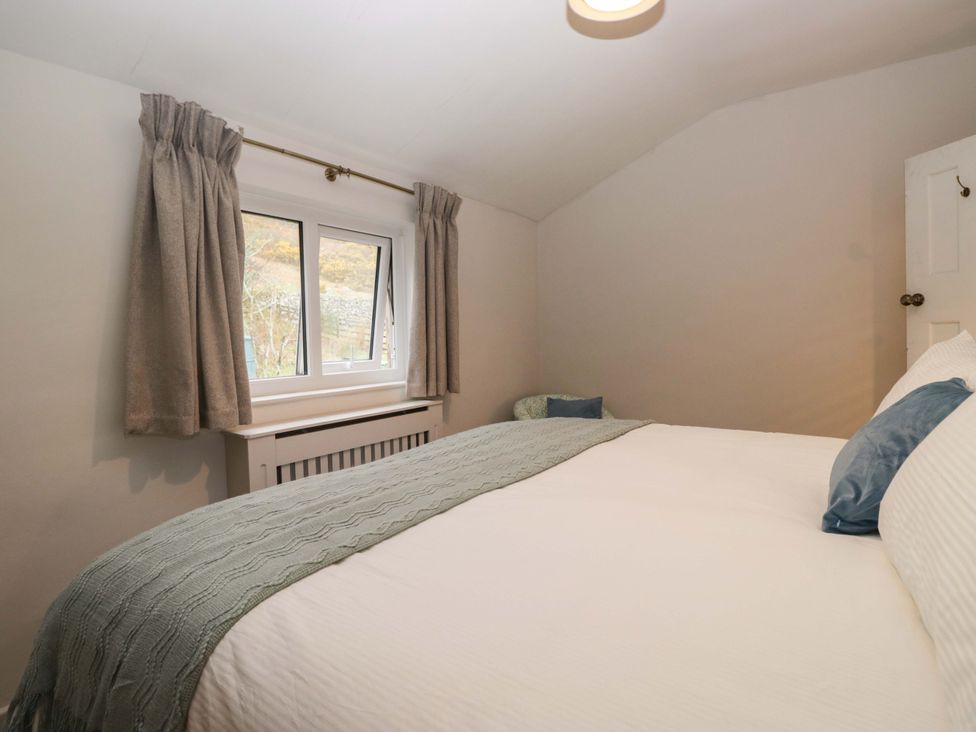 A bedroom with a bed and window at Dakota in Boot