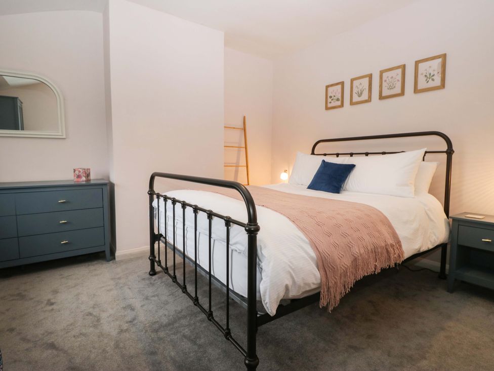 A bedroom with a bed and dresser at Dakota in Boot