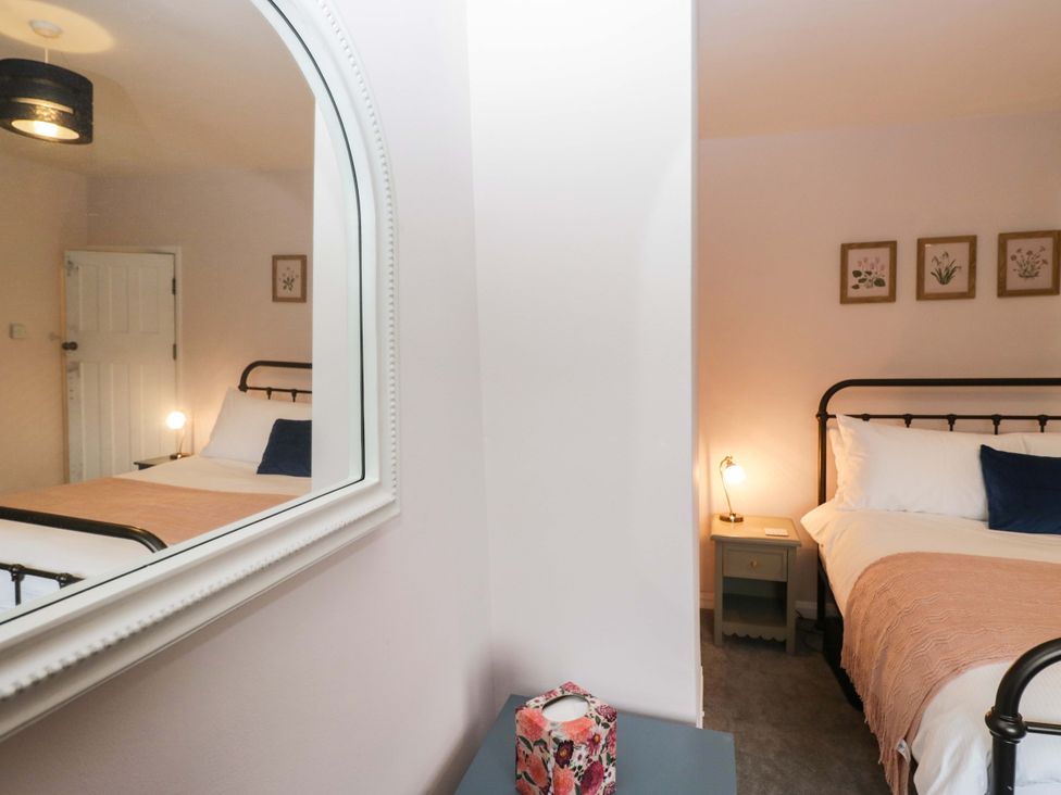 A bedroom with two beds and decor at Dakota in Boot