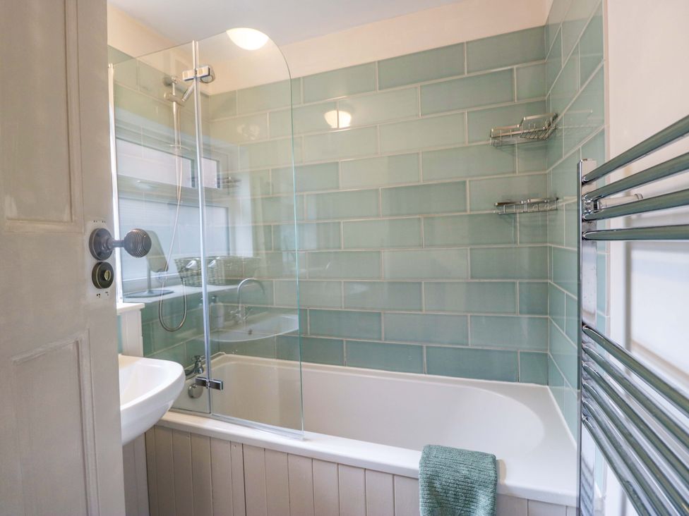 A bathroom with a shower and bathtub at Dakota in Boot
