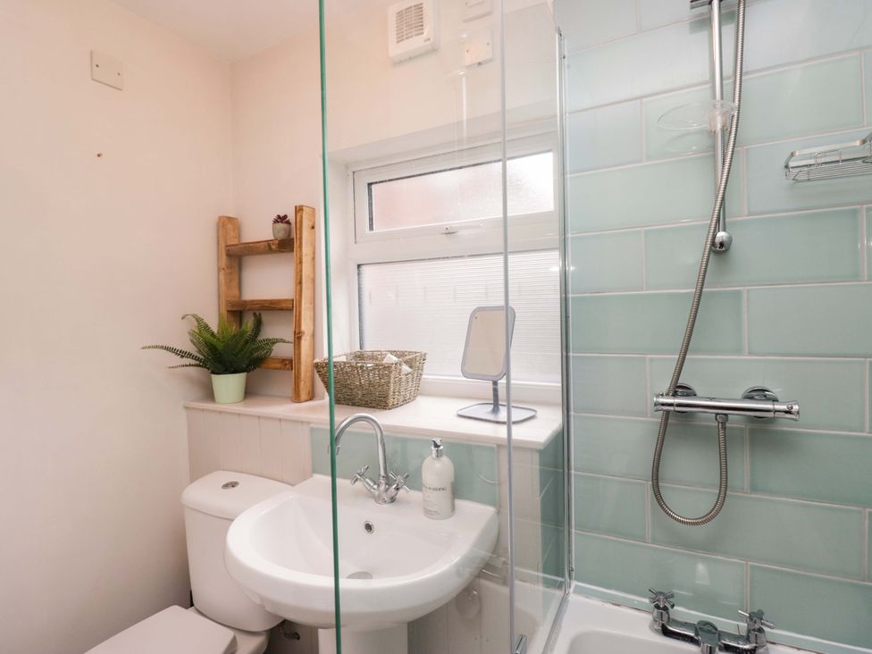 A bathroom with a sink and shower at Dakota in Boot