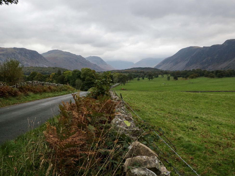 A landscape with mountains and a road at Dakota in Boot