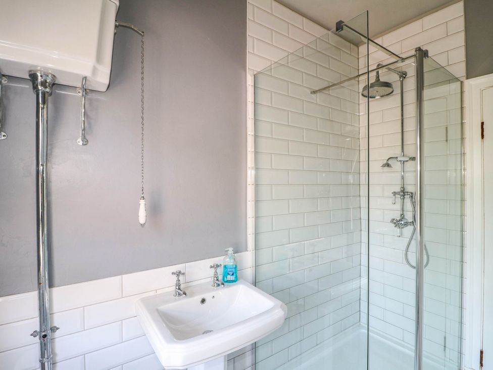 A bathroom with a shower and sink at Bardon Hill Manor in Coalville