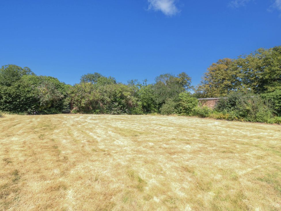 A garden with grass and trees at Bardon Hill Manor Coalville
