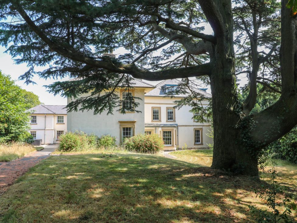 A house with windows and a garden at Bardon Hill Manor in Coalville