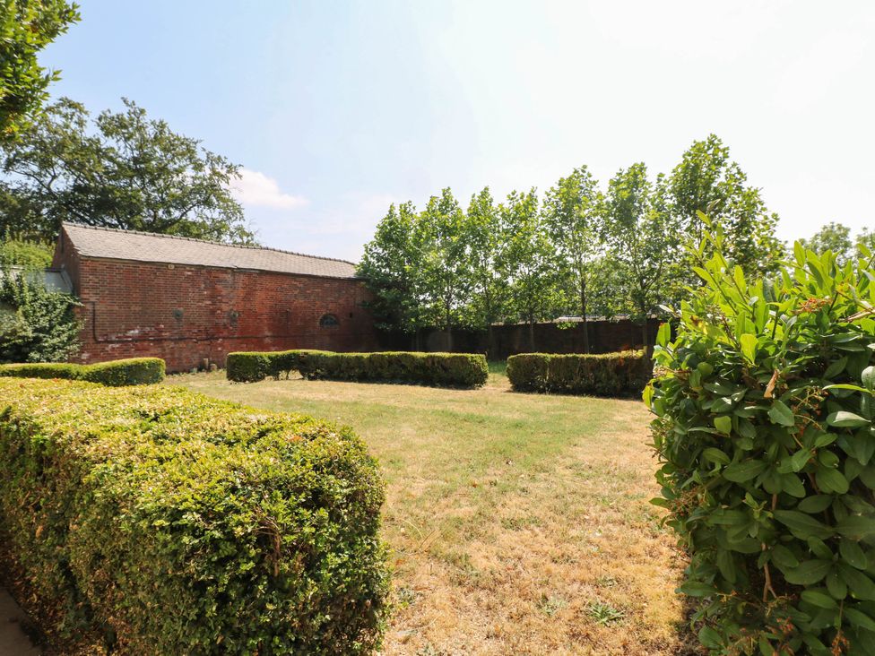 A garden with hedges and trees at Bardon Hill Manor in Coalville