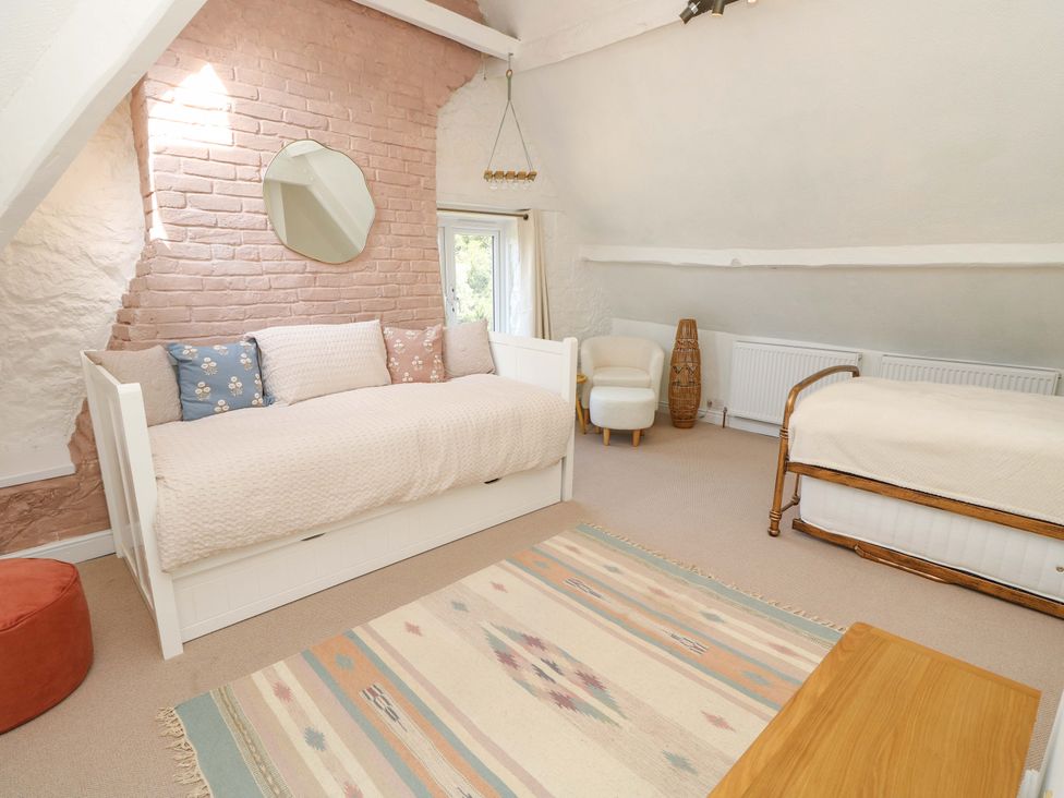 A bedroom with a daybed and a bed at Glebe Garth in Chale near Niton