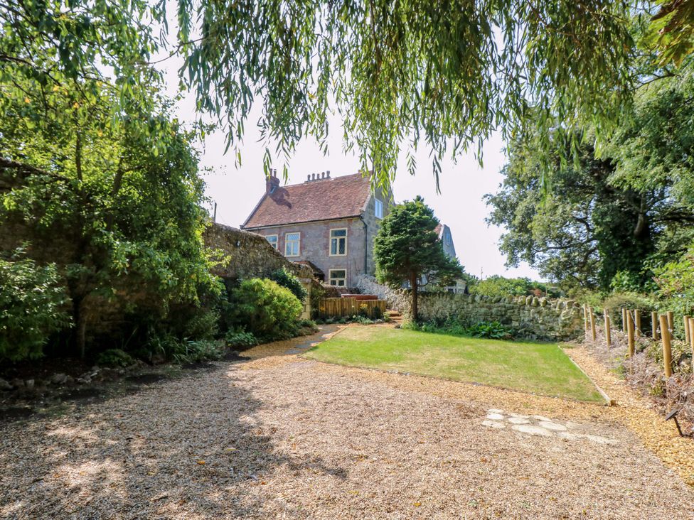 A house with a garden and fence at Glebe Garth in Chale near Niton