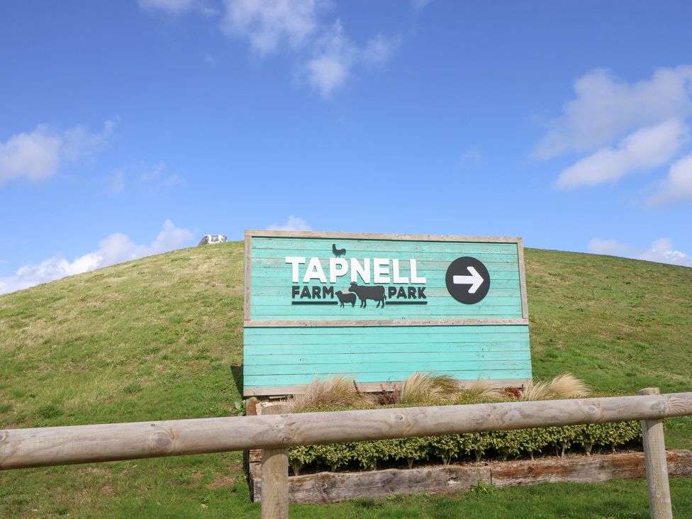 A sign for Tapnell Farm Park pointing the way at Tapnell Farm Park in Chale near Niton