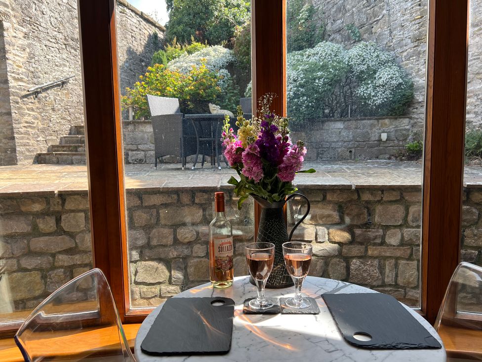 A dining room with a table set for drinks at Poppy's Footprint Leyburn