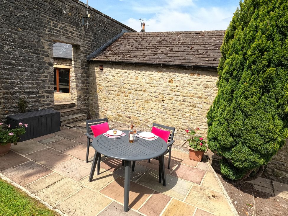 A table and chairs in an outdoor area at Poppy's Footprint in Leyburn