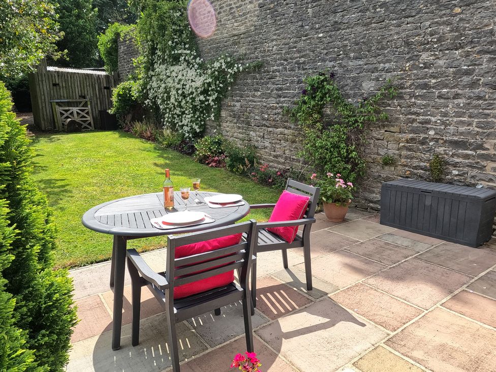 A garden setup with a table and chairs at Poppy's Footprint Leyburn