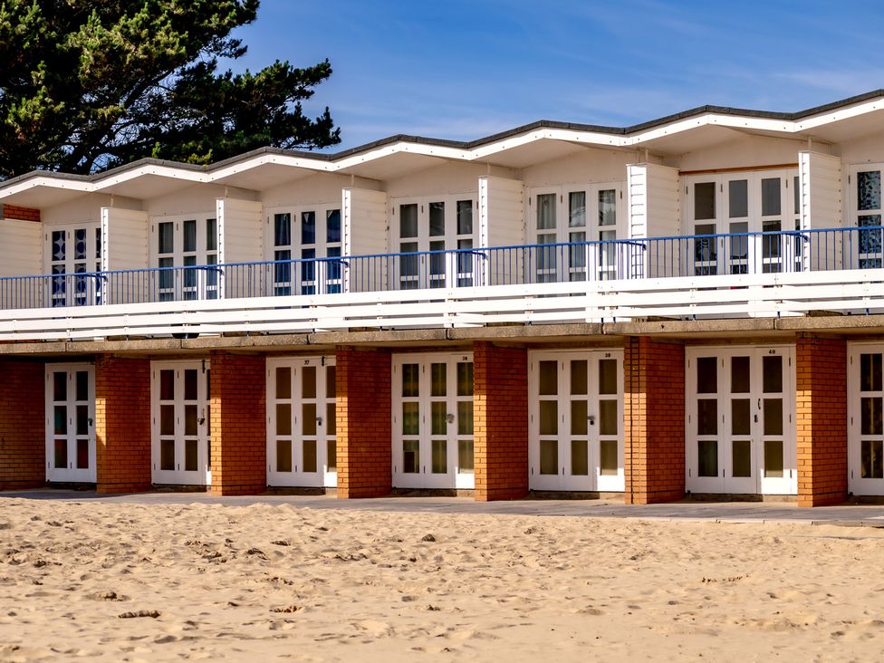 A building with multiple doors and a balcony at Seaheaven