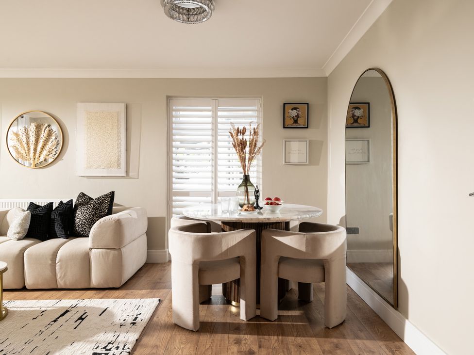 A dining room with a table and chairs at Seaheaven