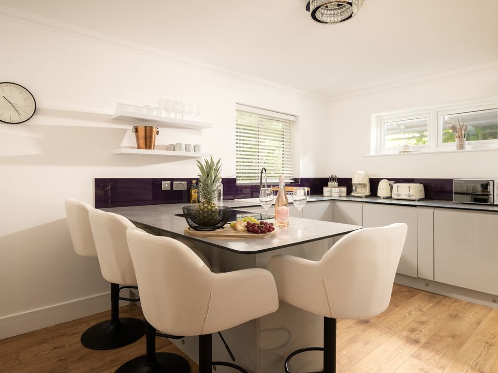 A kitchen with a bar counter and fruit at Seaheaven 