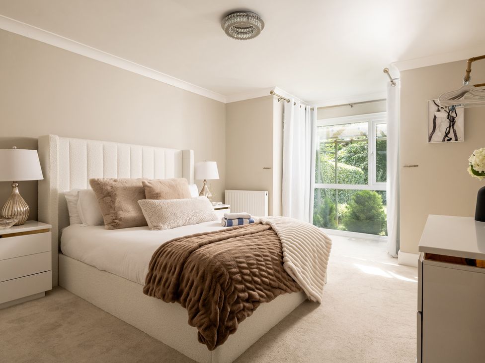 A bedroom with bed and window at Seaheaven 