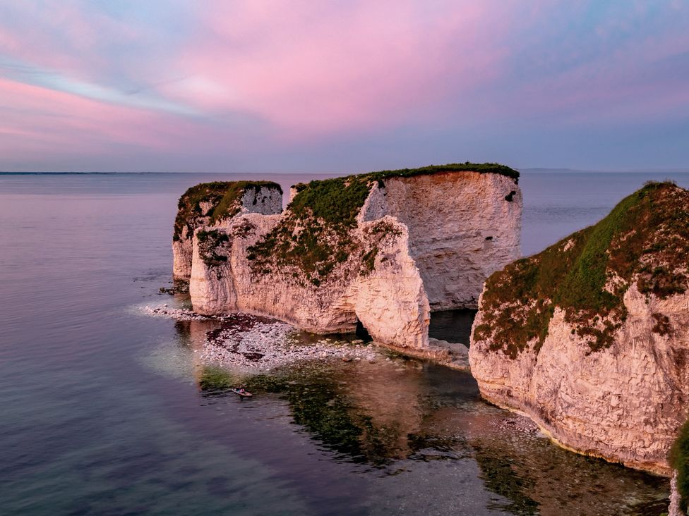 Cliffs and ocean water at Seaheaven