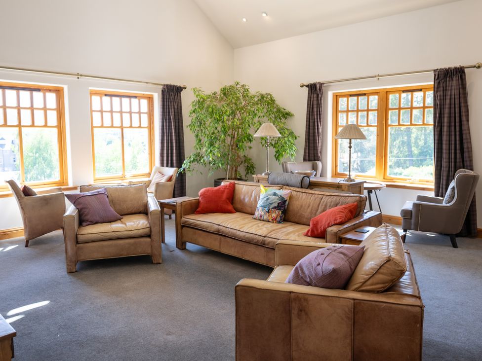 A living room with sofas and lamps at Old Distillery Lodge