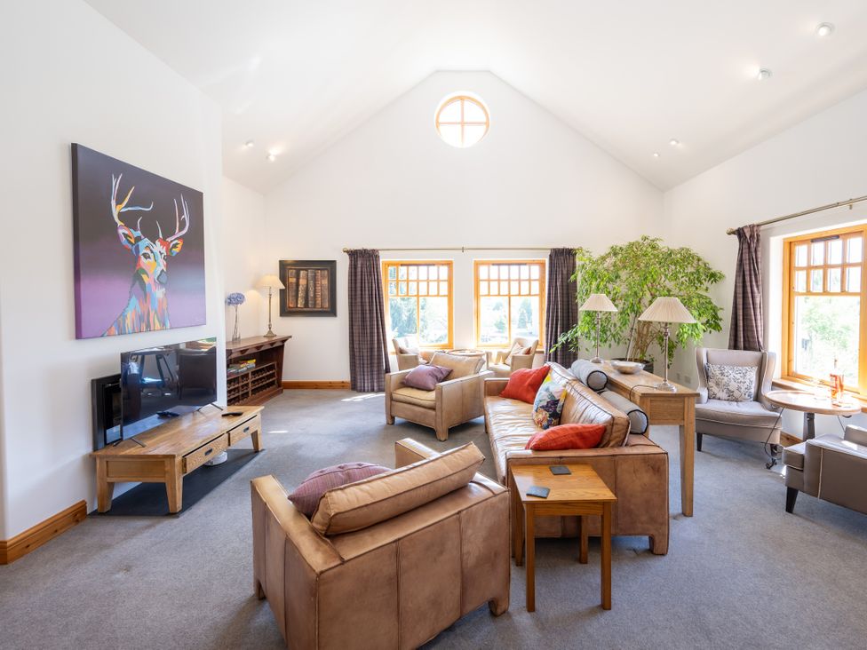 A living room with seating and artwork at Old Distillery Lodge