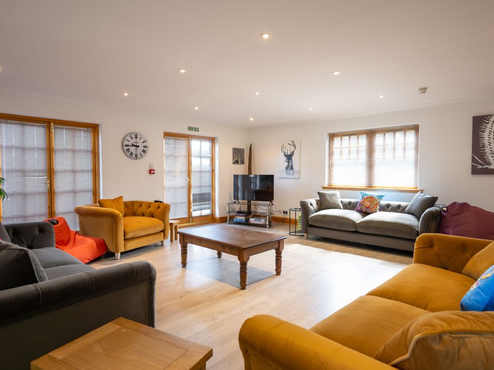 A living room with sofas and a coffee table at Old Distillery Lodge