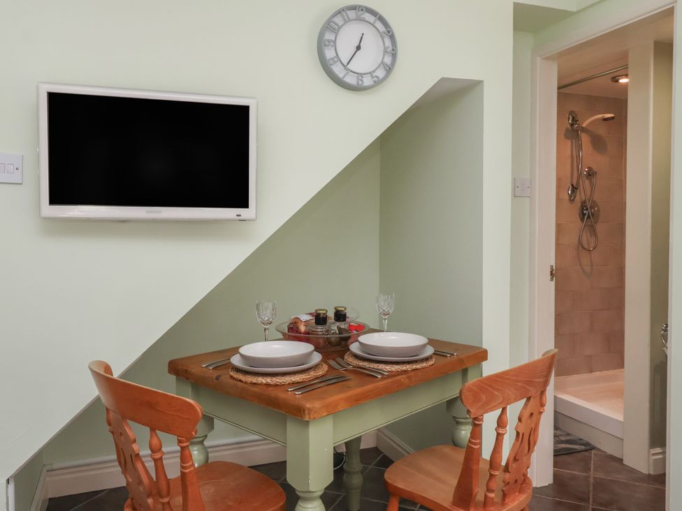 A dining area with a table and chairs at Figgy Cottage in Ripon