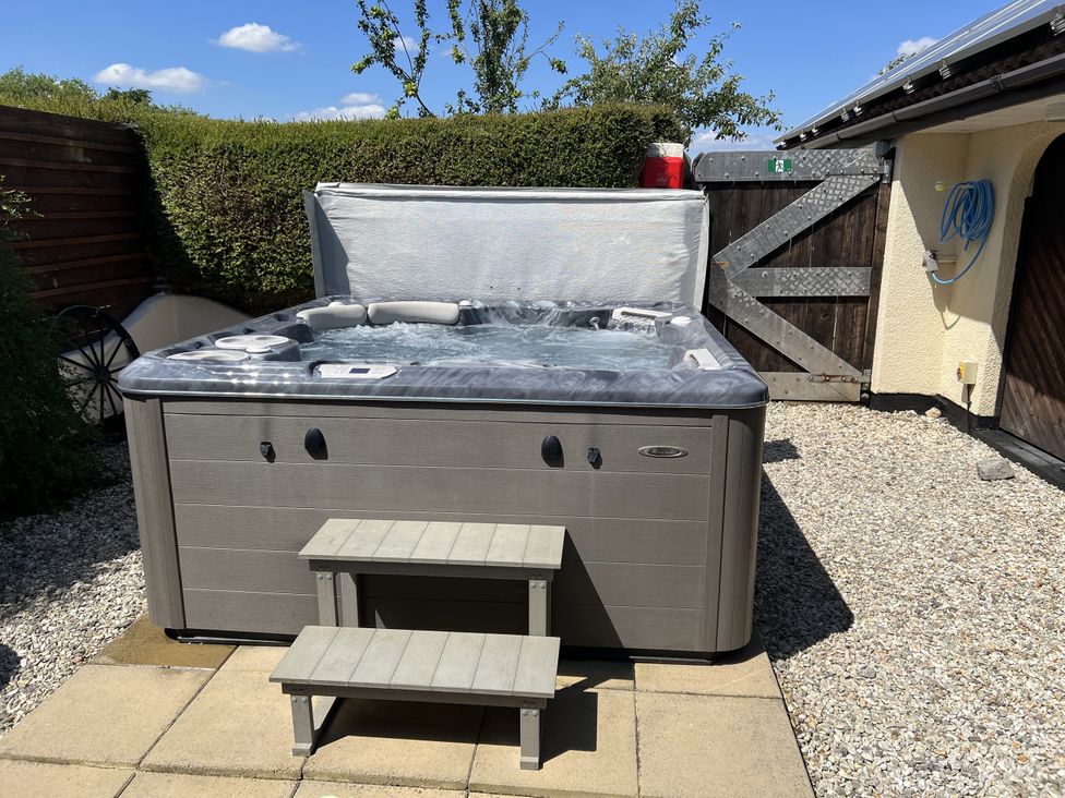 A hot tub with steps in a garden at Sunnyside in Goxhill near Barrow-Upon-Humber