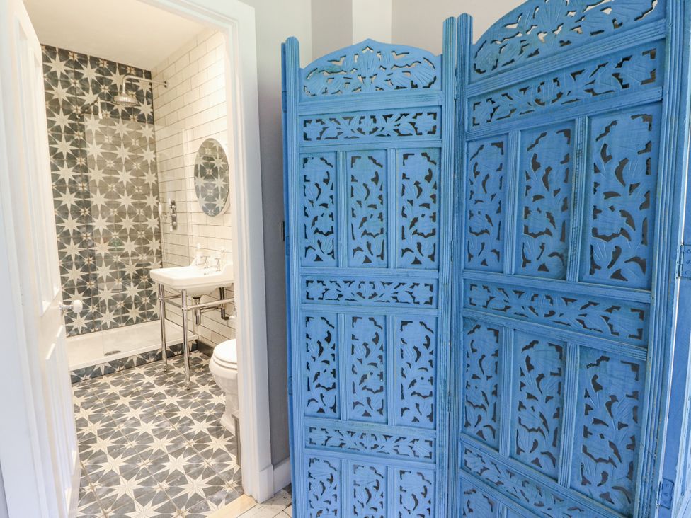 A bathroom featuring a shower, sink, and toilet at Glanrannell Park House Llanwrda