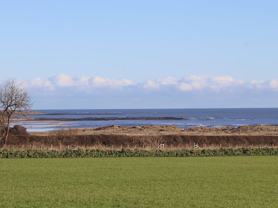 A view of the sea and grass at Seafield Coach House in Alnmouth