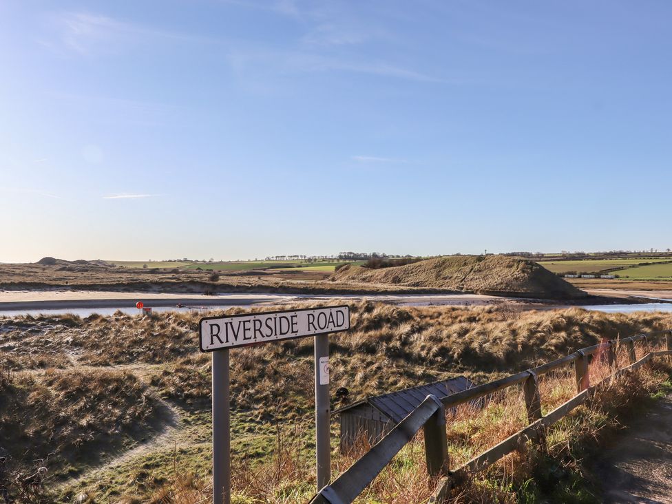 A view of a landscape with Riverside Road sign at Seafield Coach House in Alnmouth
