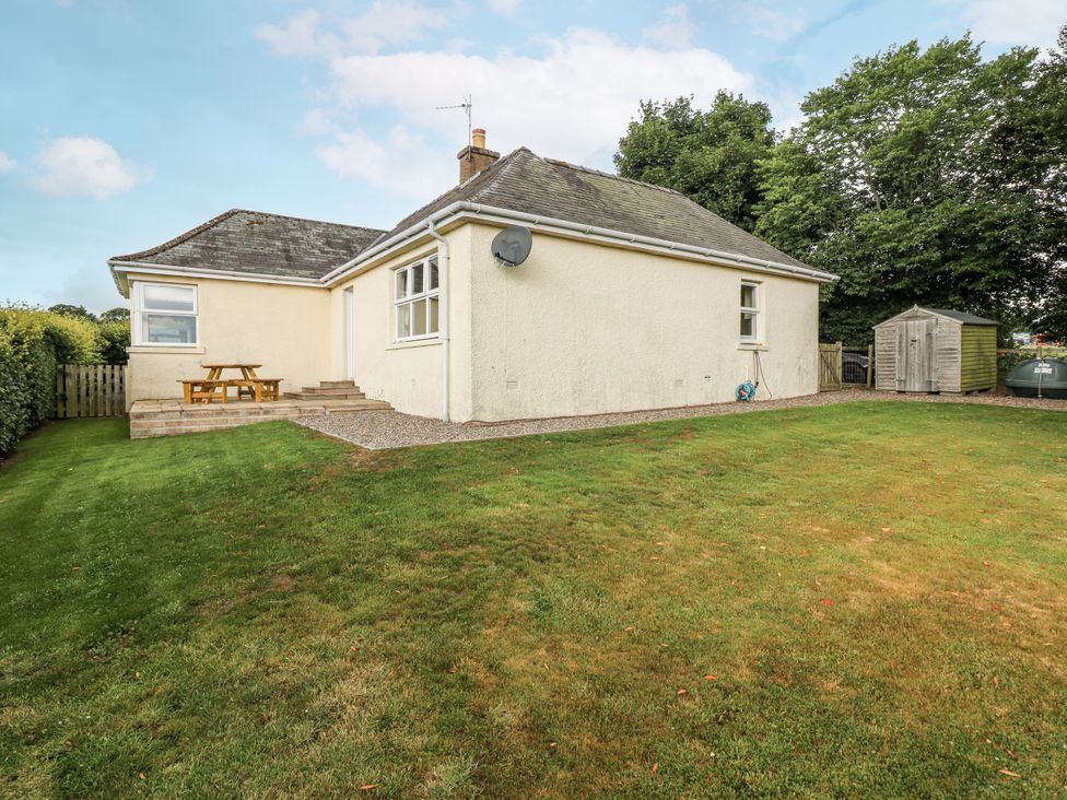 A house with a garden and outdoor seating area at Top Cottage in Cupar, Fife