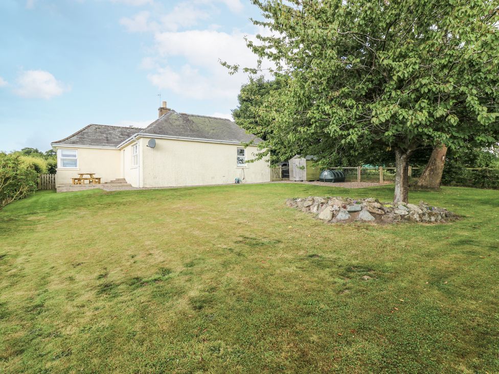 A house with a garden and tree at Top Cottage in Cupar, Fife