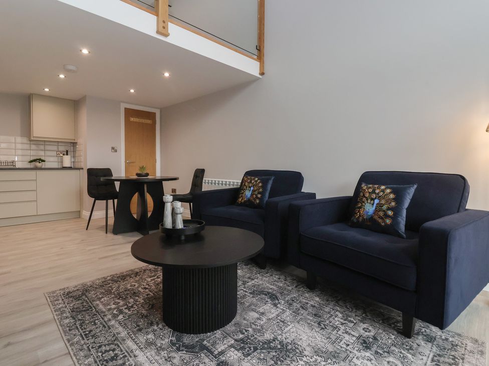 A living room with seating and a table at Canal Side in Skipton
