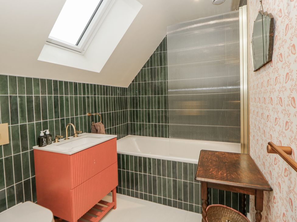 A bathroom featuring a bathtub, sink, and toilet at Twyn Isaf in Borth