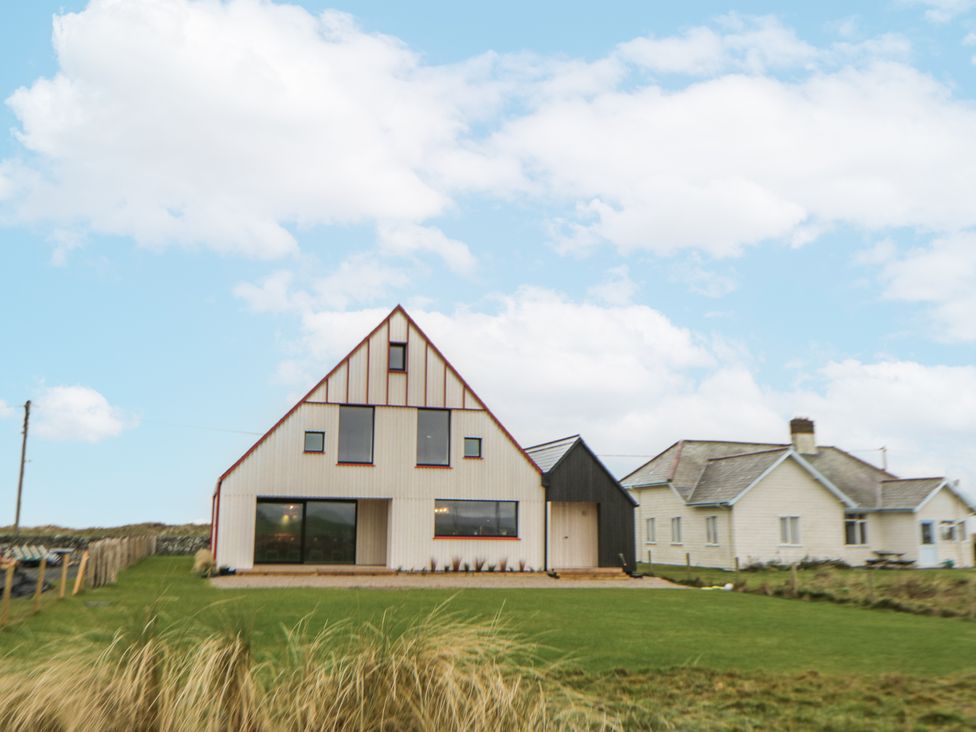A house located in a grassy outdoor area at Twyn Isaf in Borth