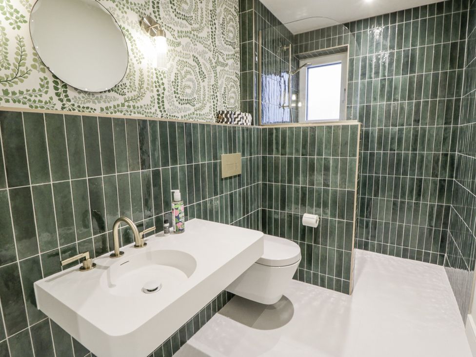 A bathroom with sink and toilet at Twyn Isaf in Borth