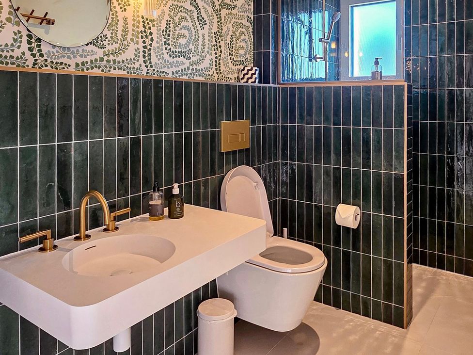 A bathroom with a washbasin and toilet at Twyn Isaf in Borth