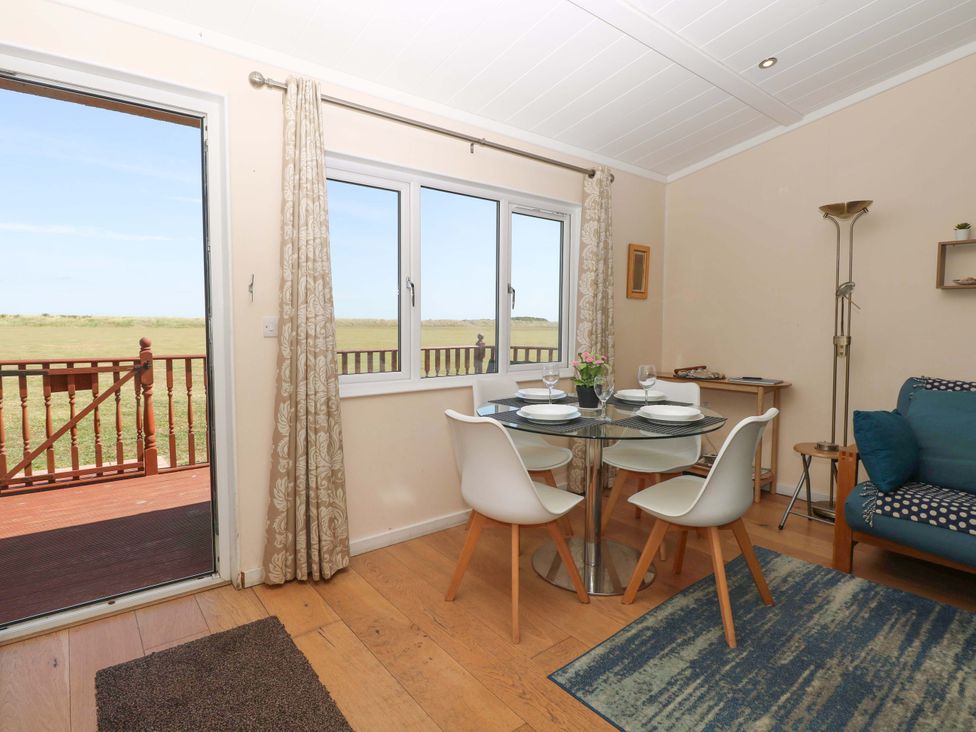 A dining room with a table and chairs at Boa Vista in Bacton