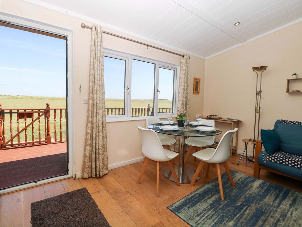 A dining room with a table and chairs at Boa Vista in Bacton
