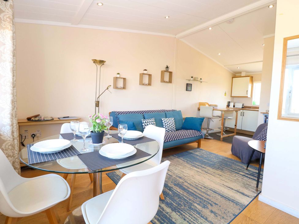 A dining area with a table and chairs at Boa Vista in Bacton
