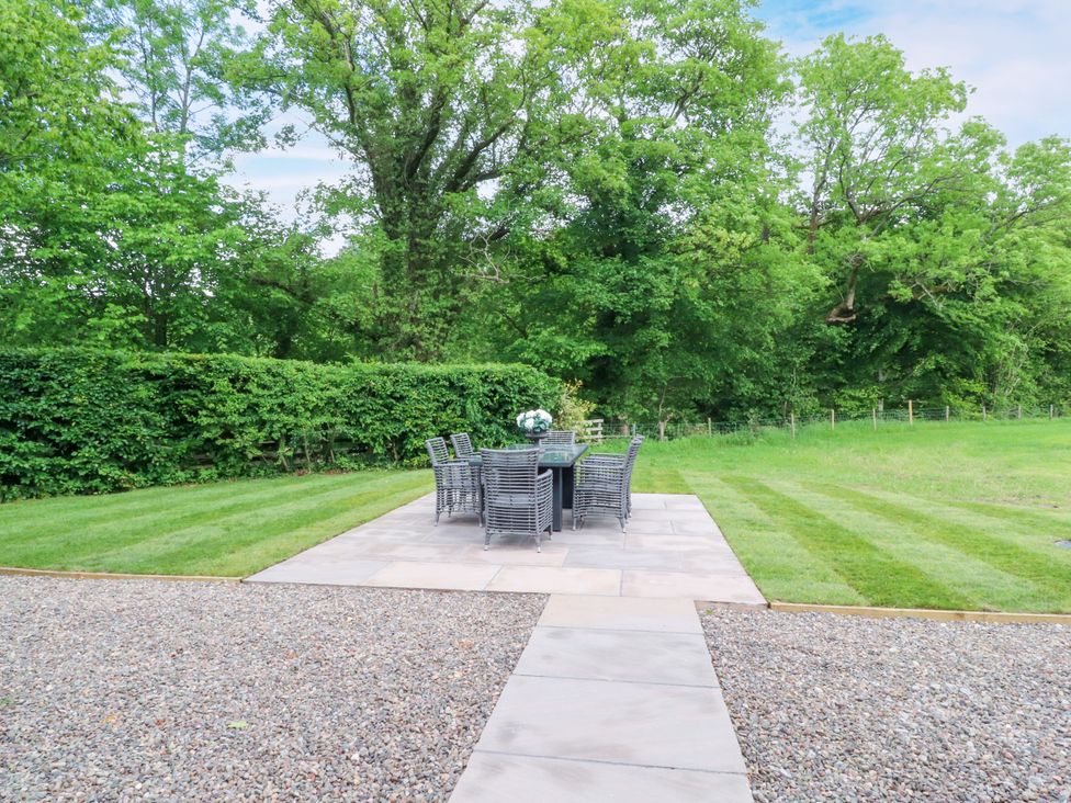 A garden with a dining table and chairs at Manor Lodge in Clitheroe